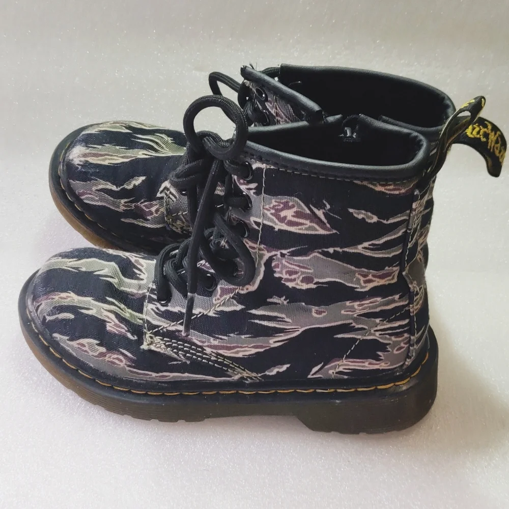 Dr. Martens Kids Camouflage Lace-Up Boots in Green and Black